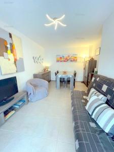 Televízia a/alebo spoločenská miestnosť v ubytovaní 4PA109 Appartement F2 résidence avec piscine parking et cours de tennis + 13 fotografií