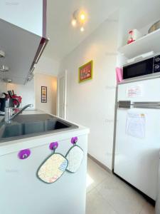 Kuchyňa alebo kuchynka v ubytovaní 4PA109 Appartement F2 résidence avec piscine parking et cours de tennis