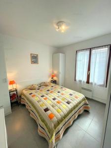 Posteľ alebo postele v izbe v ubytovaní 4PA109 Appartement F2 résidence avec piscine parking et cours de tennis