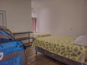 Habitación con 2 camas en una habitación en Villa Juliana Monterrico, en Taxisco