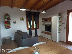 salon z kanapą i stołem w obiekcie Villetta Smeralda w mieście La Caletta