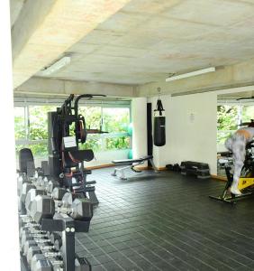 a gym with rows of chairs and a person in the gym at cómodo apartamento en Copacabana in Copacabana
