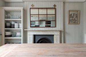 - un salon avec une cheminée et un miroir dans l'établissement Spacious 4 bed, Central Camden, à Londres