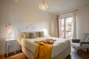 Un dormitorio con una cama grande con una manta amarilla. en Corso Emanuele Apartments, en San Vincenzo