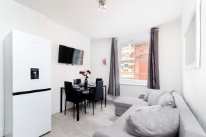 uma sala de estar com um sofá e uma mesa em Covent Garden Central Apartments em Londres