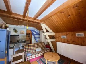 Casa pequeña con cama elevada y cocina en Chez Zoë au Chalet de segure, en Ristolas