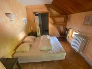 Dormitorio pequeño con cama en el ático en Chez Zoë au Chalet de segure, en Ristolas