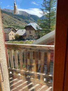 a balcony with a view of a mountain at Chez Agathe au Chalet de segure in Ristolas