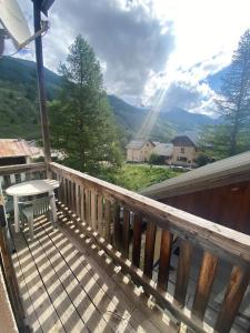 a balcony with a table and a view of a mountain at Chez Agathe au Chalet de segure in Ristolas