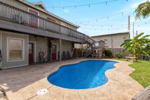 een zwembad in de achtertuin van een huis bij Spacious 10 Bed, Steps to Beach, Private Pool, Yard, Grill in South Padre Island