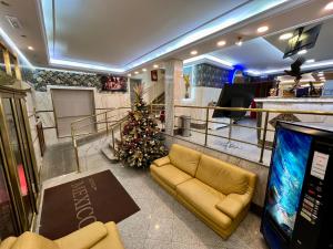 - un salon avec un arbre de Noël et un canapé dans l'établissement Hotel Mexico, à Madrid