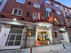 una fachada de un edificio con banderas. en Hotel Mexico en Madrid