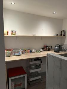 una cocina con una barra con comida. en Cosy open plan Cabin in Dublin 11 suit 2 persons en Dublín