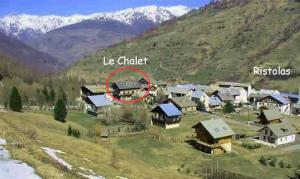 eine Luftansicht eines Hauses in einem Berg in der Unterkunft Chez Izaline au Chalet de segure in Ristolas