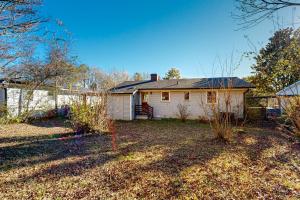 uma casa branca com uma cerca num quintal em City Sanctuary em Atlanta