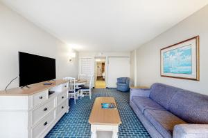 ein Wohnzimmer mit einem Sofa und einem Flachbild-TV in der Unterkunft Compass Cove 655 in Myrtle Beach
