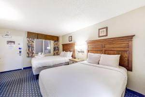 um quarto de hotel com duas camas e um frigorífico em Compass Cove 655 em Myrtle Beach