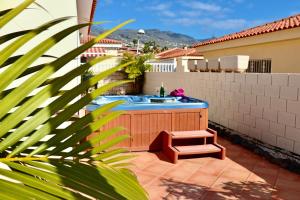 una bañera de hidromasaje en el patio trasero de una casa en Villa Julia Relax Dream Holiday, en Callao Salvaje