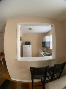 een keuken met een spiegel en 2 stoelen in een kamer bij Private One-Bedroom 8 -Directly across from Beach in St Pete Beach
