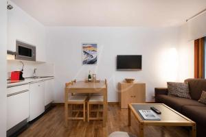 A television and/or entertainment centre at Bonaigua 006 by SeaMount Rentals