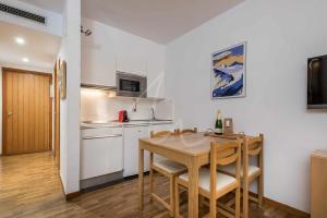 Kuchyň nebo kuchyňský kout v ubytování Bonaigua 006 by SeaMount Rentals