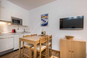 A kitchen or kitchenette at Bonaigua 006 by SeaMount Rentals