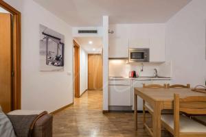 A kitchen or kitchenette at Bonaigua 006 by SeaMount Rentals
