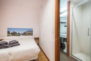 A bed or beds in a room at Bonaigua 006 by SeaMount Rentals