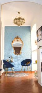 Zimmer mit 2 blauen Stühlen und einem Spiegel in der Unterkunft B&B Al Mare Sorrento in Sorrent