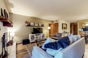 ein Wohnzimmer mit Couch und Kamin in der Unterkunft Sedona Hideaway in Sedona