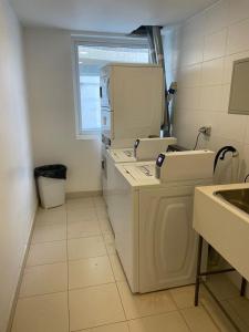 比尼亞德爾馬的住宿－Arriendo Departamento 10 Norte Viña del Mar，厨房配有洗衣机和烘干机以及窗户。