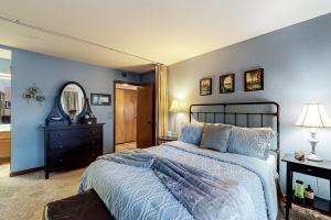 ein Schlafzimmer mit einem großen Bett und einem Spiegel in der Unterkunft Sedona Hideaway in Sedona + 14 Fotos