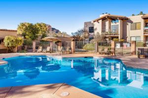 ein Schwimmbad vor einem Gebäude in der Unterkunft Sedona Hideaway in Sedona