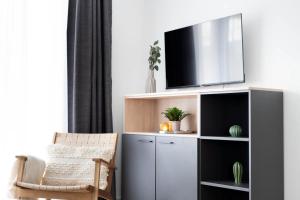 TV a/nebo společenská místnost v ubytování Schicke Apartments in Osnabrück I private Parkplätze I home2share