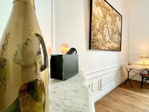 una sala de estar con una botella de vino y una mesa en Champagne des Anges - Proche Cathédrale de Reims, en Reims
