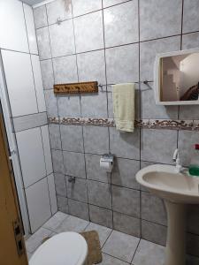 a bathroom with a toilet and a sink at Casas do juju in Palhoça