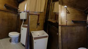 La petite salle de bains est pourvue de toilettes et d'un lavabo. dans l'établissement Cabo Polonio - Rancho 66, à Cabo Polonio