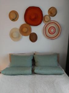 a bedroom with a wall with different hats on it at Apartment next to castle park in Carei