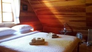 Postel nebo postele na pokoji v ubytování Forest Edge Lodge