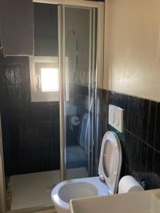 a bathroom with a toilet and a glass shower at Emma’s in Florence