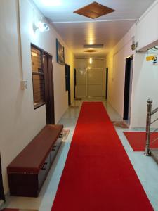 alfombra roja en un pasillo con alfombra roja en JMD 13 Hotel en Gurgaon