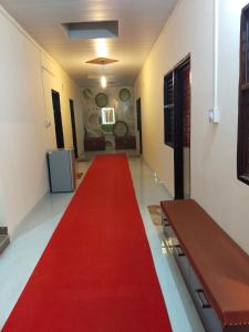 alfombra roja en el suelo en un pasillo en JMD 13 Hotel en Gurgaon