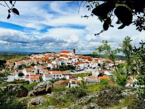 una pequeña ciudad con casas blancas en una colina en La Casona de Alba, en Encinasola