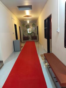 einen roten Teppich in der Mitte eines Flurs in der Unterkunft JMD 13 Hotel in Gurgaon