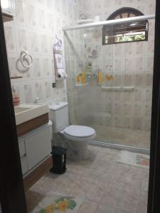 y baño con ducha, aseo y lavamanos. en Casa de Praia em Itaparica, en Itaparica