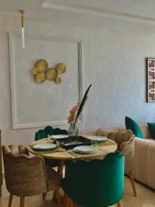comedor con mesa y sillas en Appartement CosyRelax au Cœur du Parc - Vue sur mer - Mohammedia, en Mohammedia