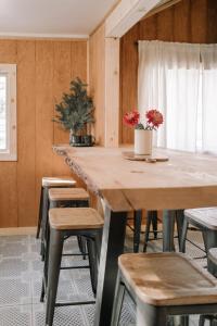 ein Esszimmer mit einem großen Holztisch und Stühlen in der Unterkunft 2407 - Oak Knoll #9 cabin in Big Bear Lake