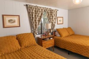 ein Hotelzimmer mit 2 Betten und einem Fenster in der Unterkunft 2407 - Oak Knoll #9 cabin in Big Bear Lake