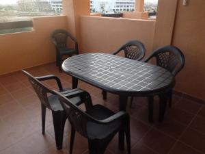 RoldánにあるApartamento Isla de Terrazas de la Torreの窓付きの客室で、黒いテーブルと椅子が備わります。