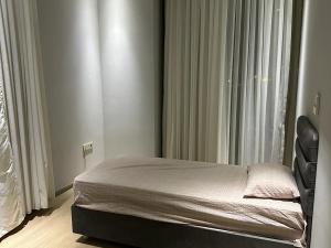 łóżko w sypialni z oknem w obiekcie Soli centr apartman w mieście Mezitli
